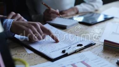 商人和商人处理财务报告和文件的特写。